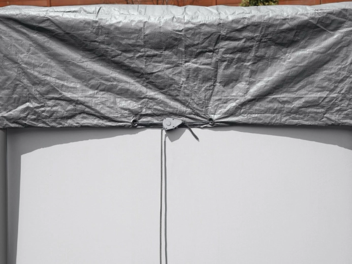 Fixare rezistentă la vânt cu sistem de strângere