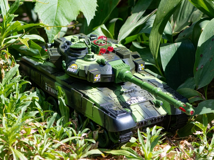 Tanc militar RC cu telecomandă 2.4 GHz în camuflaj forestier