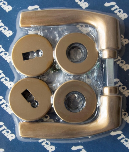 Feronerie pentru uși MONET cu rozetă F4, cheie, bronz eloxat