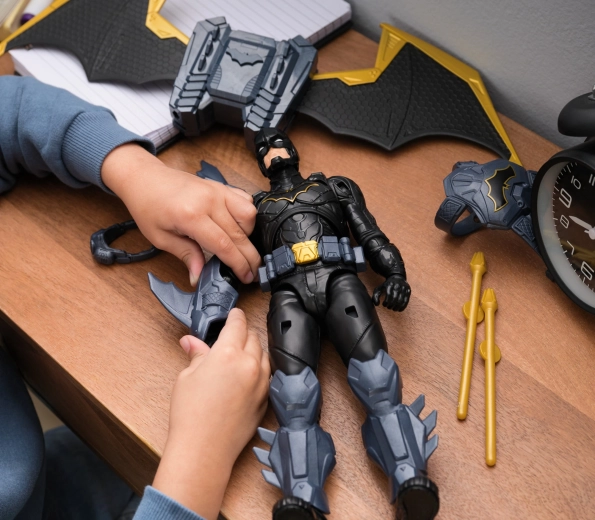 Pune acțiunea în mișcare cu aripi și armură