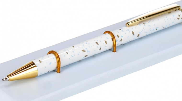 Design elegant cu detalii aurii