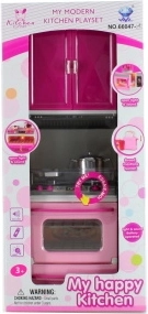 Bucătărie cu cuptor și vase din plastic