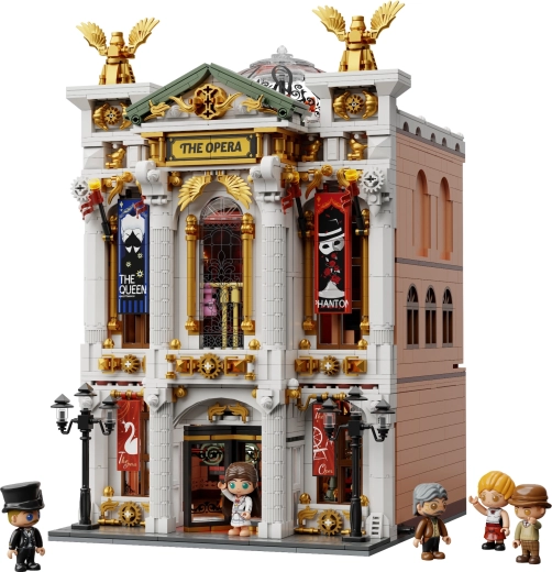 Fațada somptuoasă a operei, cu detalii bogate