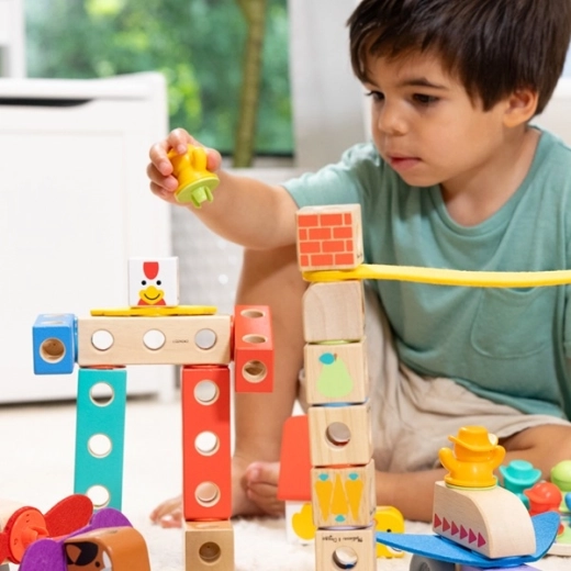 Sprijină motricitatea fină și coordonarea mână–ochi
