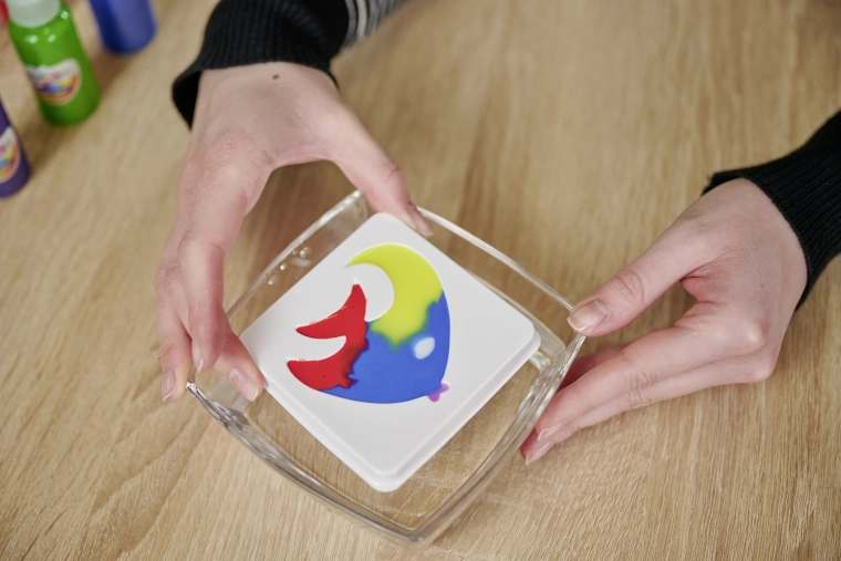 Dintr-un motiv plat, o figurină 3D