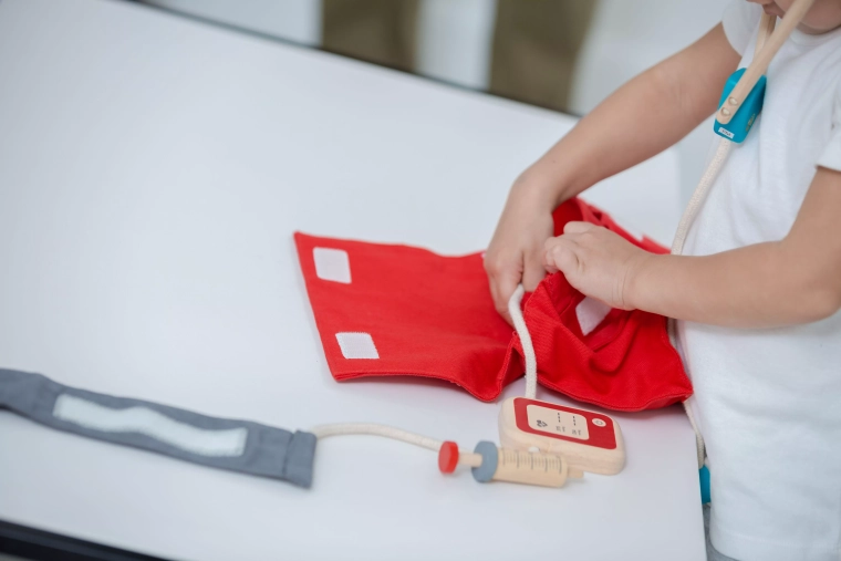 5 instrumente medicale de bază pentru micii doctori