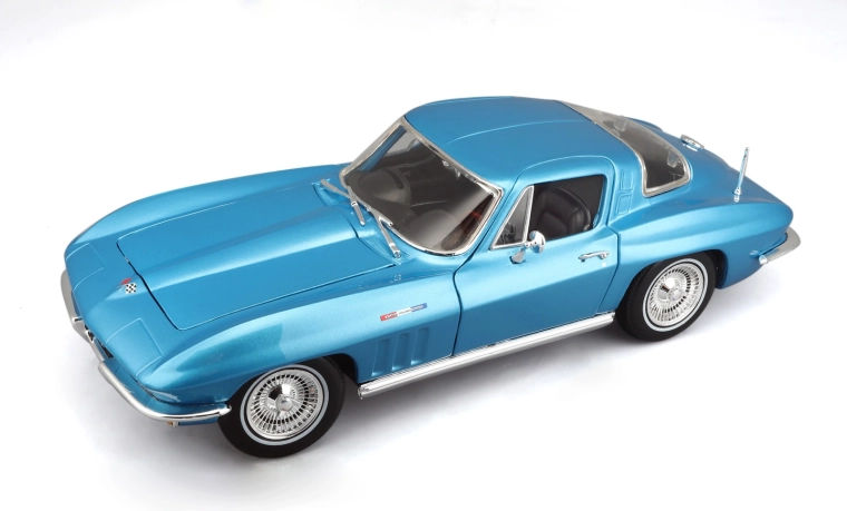 Maisto Chevrolet Corvette 1965 model metalic 1:18 albastru deschis