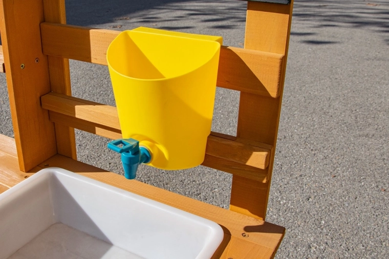 Distracție reală cu apă datorită rezervorului și robinetului