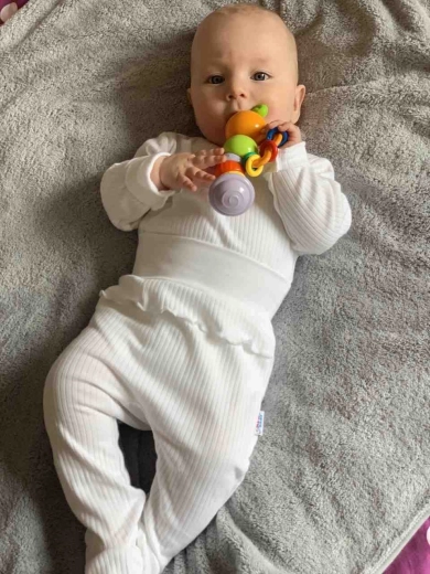 Pantalonași cu talie elastică și tălpițe acoperite