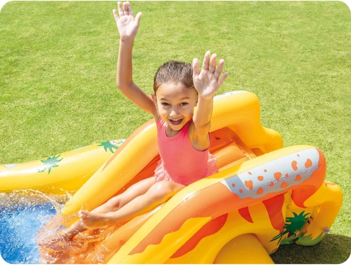 Tobogan moale către bazinul puțin adânc