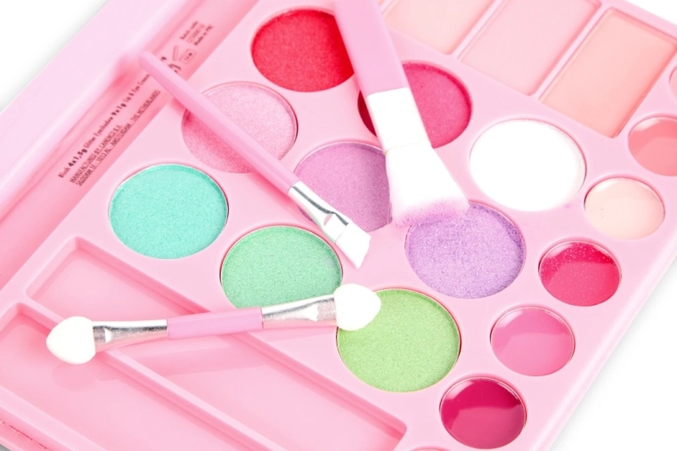 Palete colorate pentru machiaj creativ