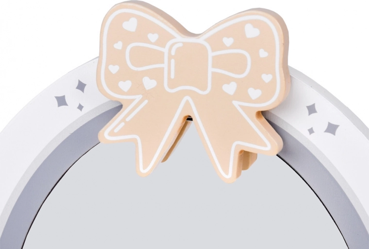 Design fermecător cu fundiță și oglindă