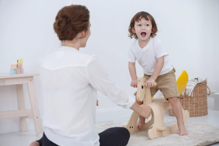 Legănat care îi distrează pe copii