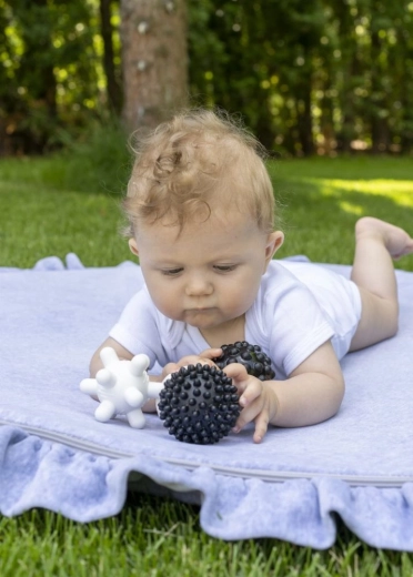 Design alb‑negru contrastant pentru dezvoltarea vederii