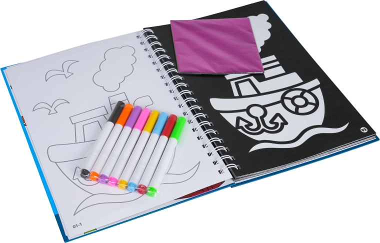 Planșe de colorat și carioci incluse în set