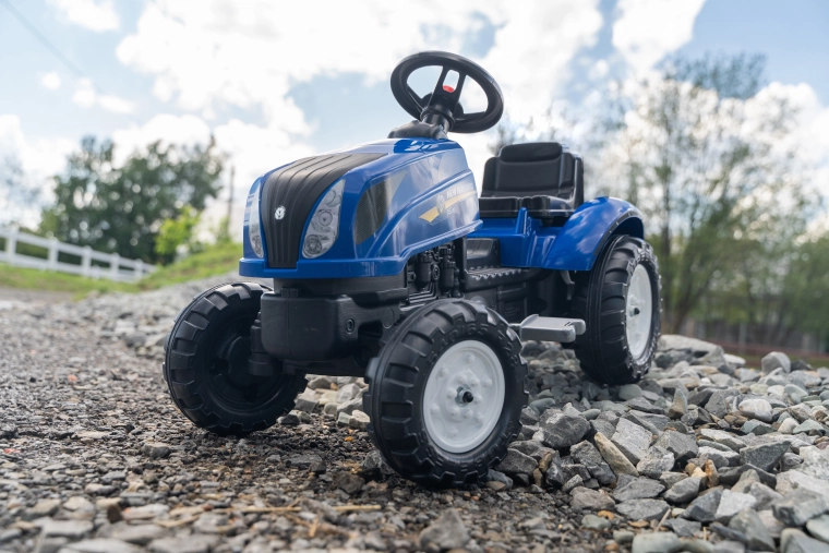 Falk tractor cu pedale New Holland cu remorcă și capotă rabatabilă de la 2 ani