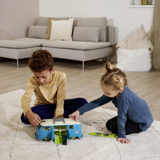 Construcție deschisă cu zone de joacă