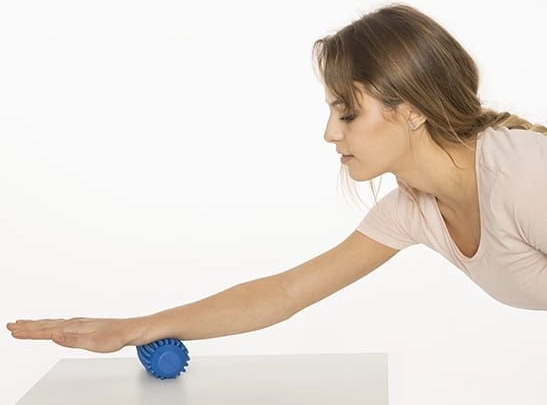 Automasaj ușor al antebrațelor, picioarelor și tălpilor