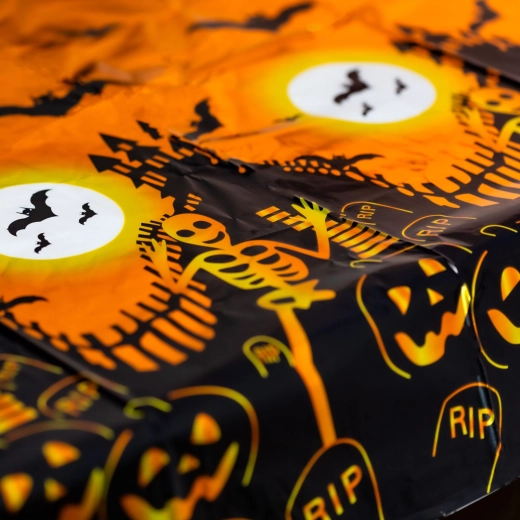 Față de masă de Halloween cu efect de aluminiu 137 × 183 cm – piatră funerară