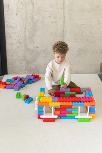 Cărămizi mari și colorate pentru mâini mici