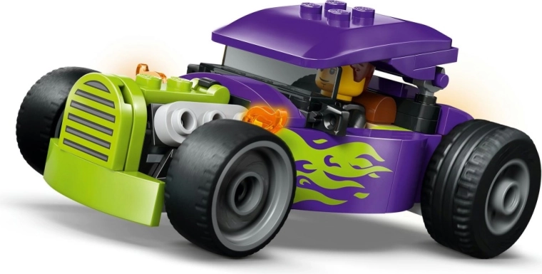 Design grozav cu flăcări și roți mari