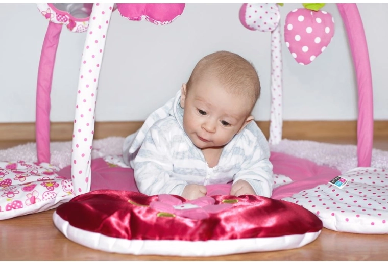 Stimulare senzorială cu elemente foșnitoare și texturate