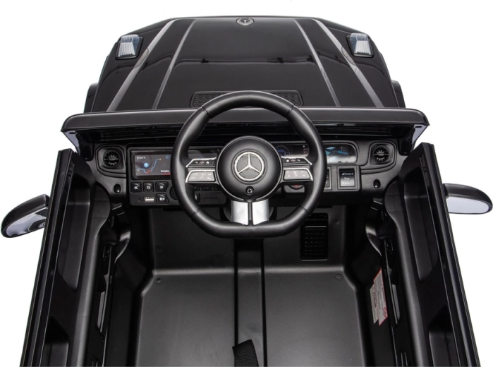 Cockpit detaliat și volan Mercedes