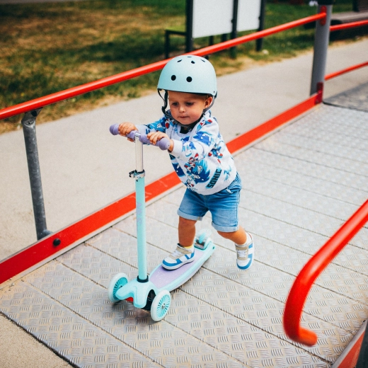 Construcție stabilă cu trei roți și direcție prin transferul greutății