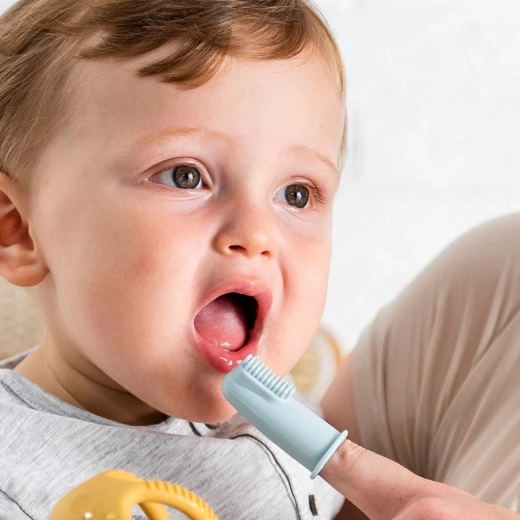 Curățare delicată a primilor dințișori