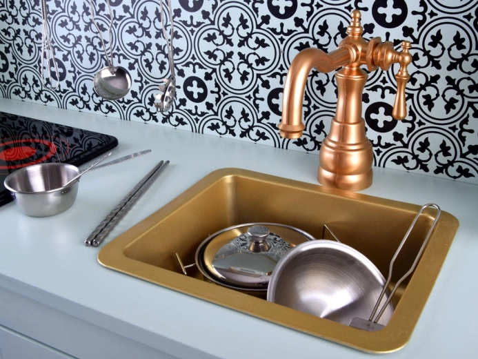 Chiuvetă aurie stilată și baterie vintage