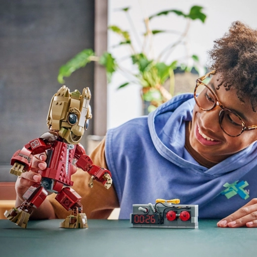 Figurină complet articulată pentru poziții dinamice