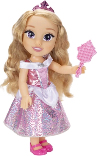 Aspect regal cu tiară și rochie sclipitoare