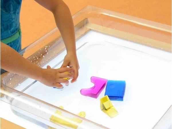 Culori vibrante și efecte de lumină pe masa luminoasă