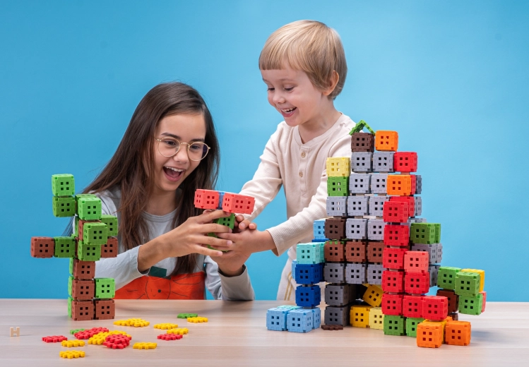 Susține creativitatea și motricitatea fină