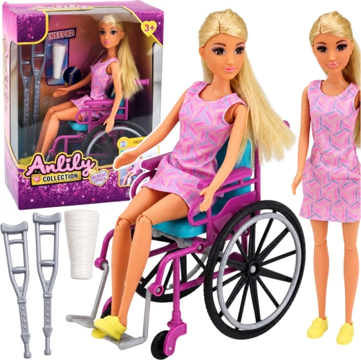 Păpușa Anlily în scaun cu rotile cu cârje și ghips (30 cm)
