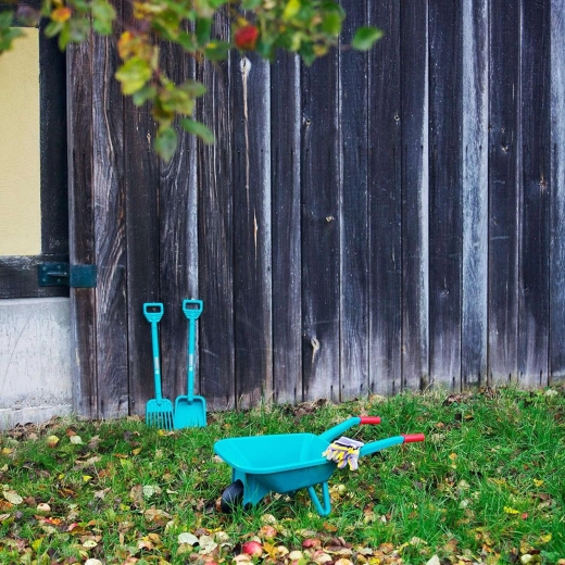 Lopată și greblă pentru micii grădinari