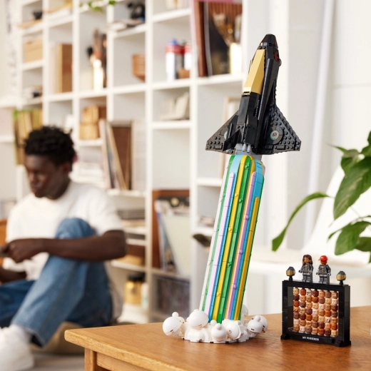 Navetă spațială iconică într-o poziție dinamică de lansare