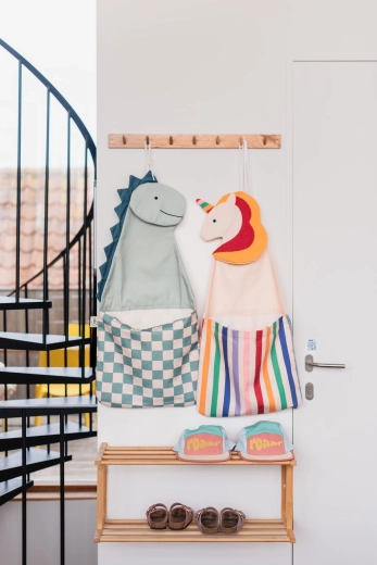 Design vesel unicorn, care luminează camera