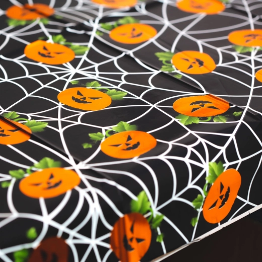 Față de masă de Halloween cu efect de aluminiu 137 × 183 cm – dovleci și pânze de păianjen