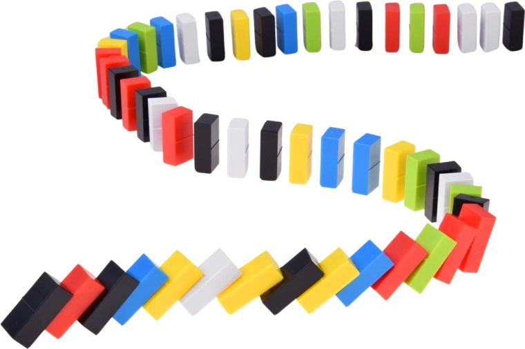 Efectul domino care îi distrează pe copii