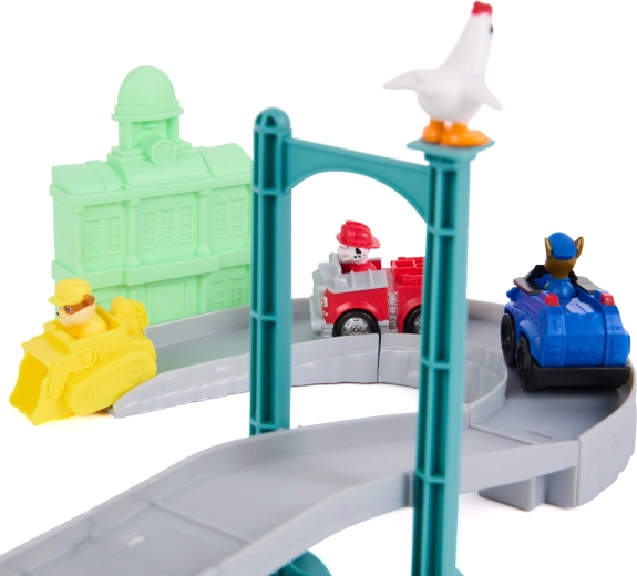 3 vehicule și figurina Chickaletty în pachet