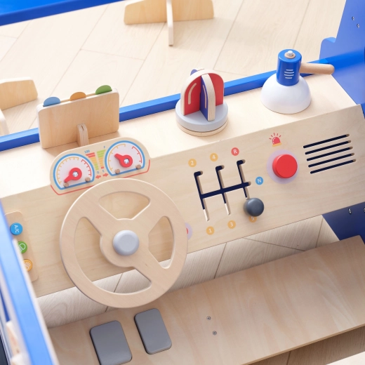 Post de conducere plin de elemente interactive