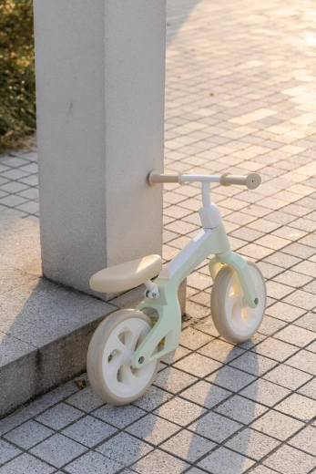 Șa și ghidon reglabile – o bicicletă de echilibru care crește odată cu copilul