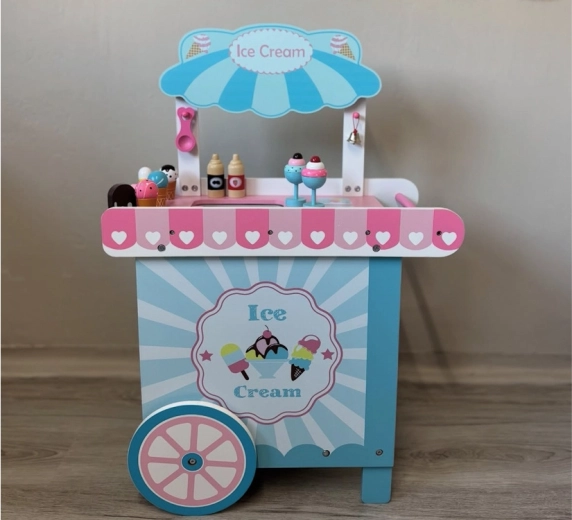 Stand mobil de înghețată pe roți