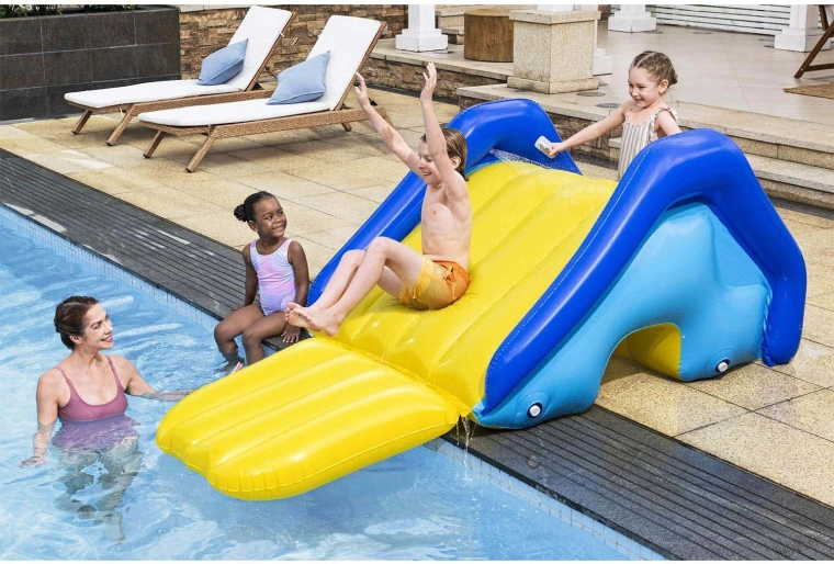 Distracție chiar lângă piscină