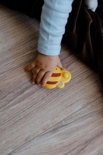 Dezvoltarea simțurilor și a motricității fine încă din primele zile