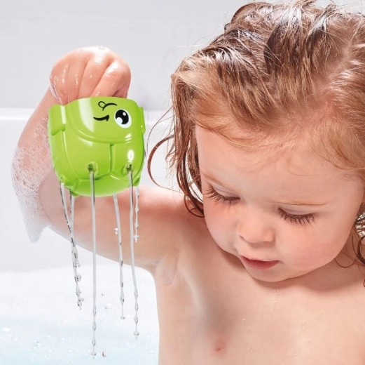 Joacă cu apă în cadă și în piscina pentru copii