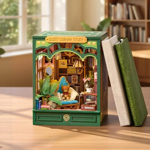 Birou miniatural detaliat între cărți