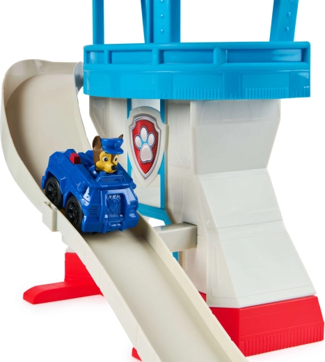 Turn stabil pe mai multe niveluri cu insignă emblematică