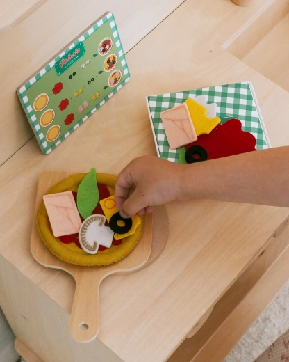 Pizza autentică pe paletă de lemn